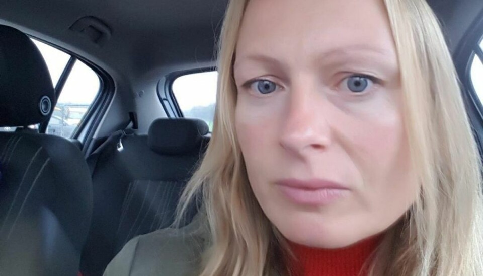 Vækker vrede – ridelærer slår hest med kost