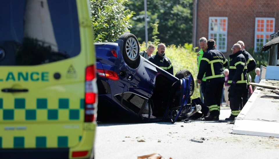 En personbil er torsdag formiddag landet på taget på Sdr. Villavej i Vejle. Foto: presse-fotos.dk