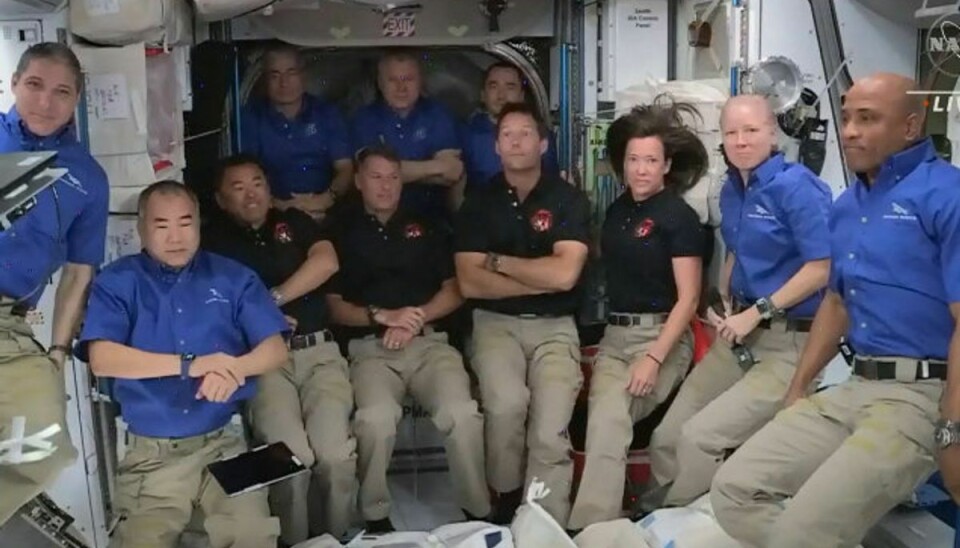 Så er der måske lidt mere trængt end normalt på Den Internationale Rumstation. En rumkapsel, opsendt af firmaet SpaceX, er ankommet med fire astronauter. Kapslen skal tilbage til Jorden igen den 28. april med fire andre. Indtil da er der 11 personer om bord på rumstationen. Foto: -/AFP