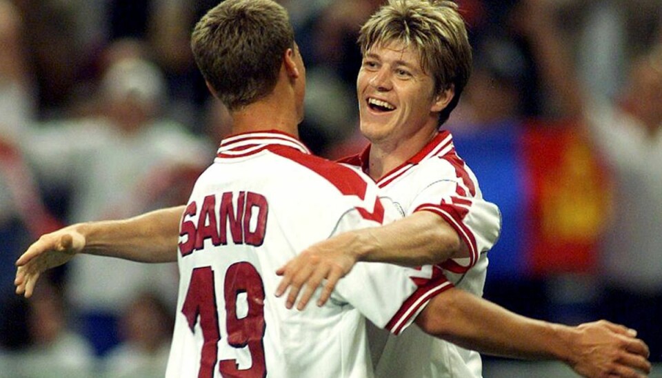 Thomas Helveg (til højre) kunne fejre et af sine to mål på landsholdet sammen med angriberen Ebbe Sand ved VM i 1998. Her scorede Thomas Helveg til 4-0 mod Nigeria i en 4-1-sejr, der sendte Danmark i kvartfinalen.