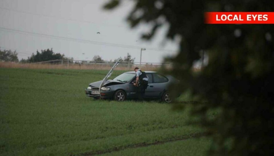 En bilist pløjede mandag morgen et vejskilt ned. KLIK VIDERE OG SE FLERE BILLEDER. Foto: Local Eyes