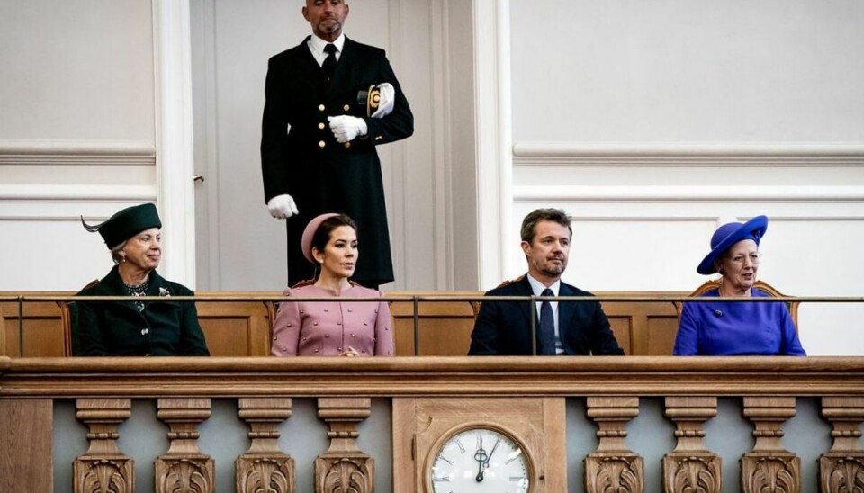 Kongehuset markerer særlig begivenhed Kongefamilien stiller med samme “hold” som i 2019 – prisesse Benedikte, kronprinsesse Mary, kronprins Frederik og dronning Margrethe – til Folketingets åbning på Christiansborg, som de gjorde i 2019. (Foto: Niels Christian Vilmann/Scanpix)