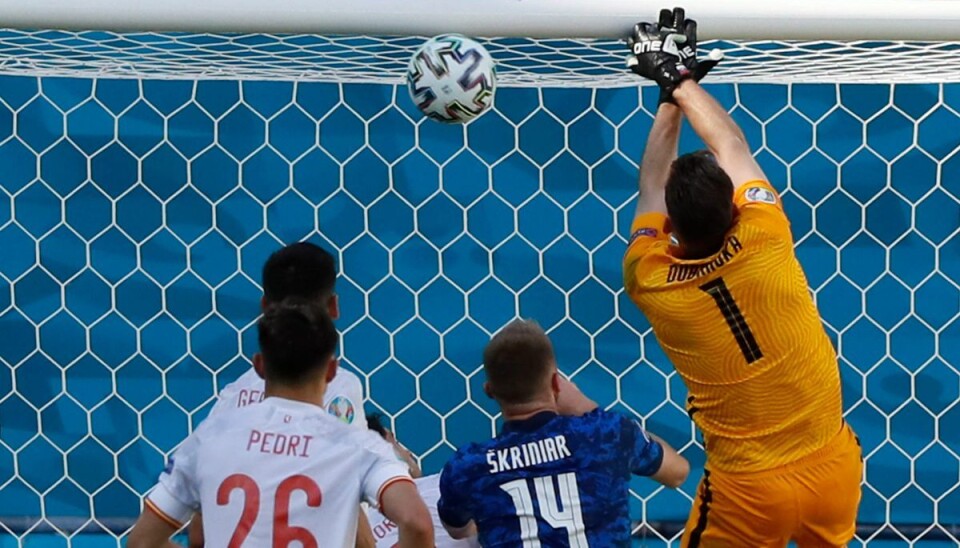 Martin Dúbravka boksede bolden i eget net, efter at Spanien havde ramt overliggeren. Martin Dúbravka boksede bolden i eget net, efter at Spanien havde ramt overliggeren.