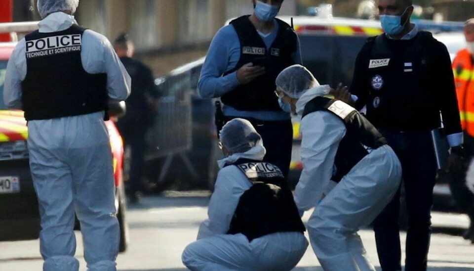 Politiet afspærrer gader i den lille by Rambouillet uden for Paris, efter en formodet tuneser fredag eftermiddag dræber en kvindelig betjent med en kniv. Gerningsmanden dør efter at være skudt af politiet. Foto: Scanpix.