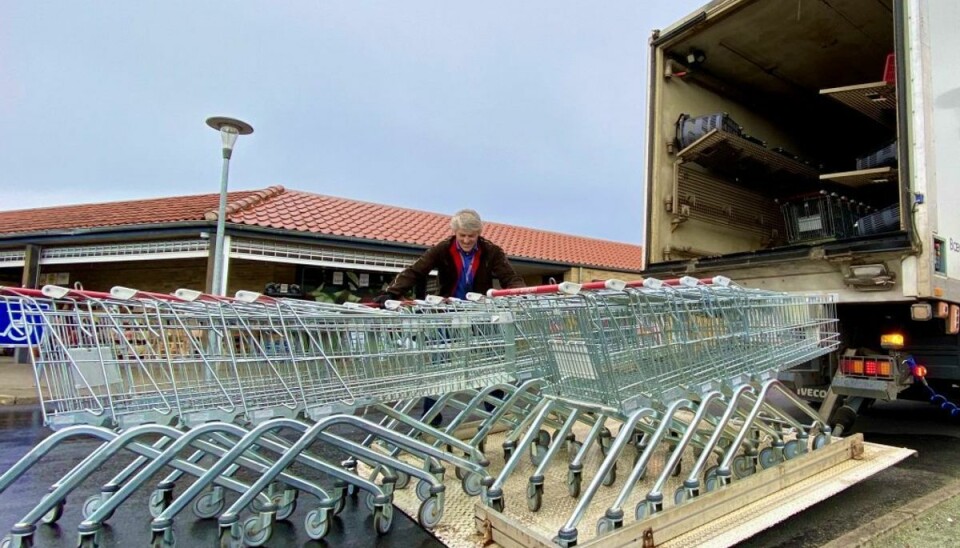 Ejvind Møller skal overskue og håndtere mange indkøbsvogne ad gangen, når vasken skal fyldes. Foto: Massimo Grillo