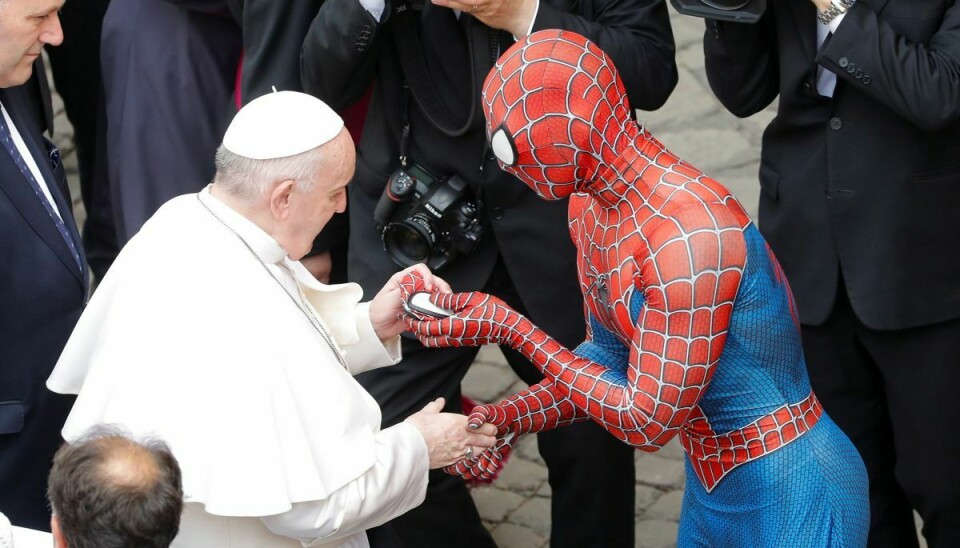 Pave Frans modtager en maske fra Mattia Villardita, der er klædt ud som Spiderman. Foto: REUTERS/Remo Casilli
