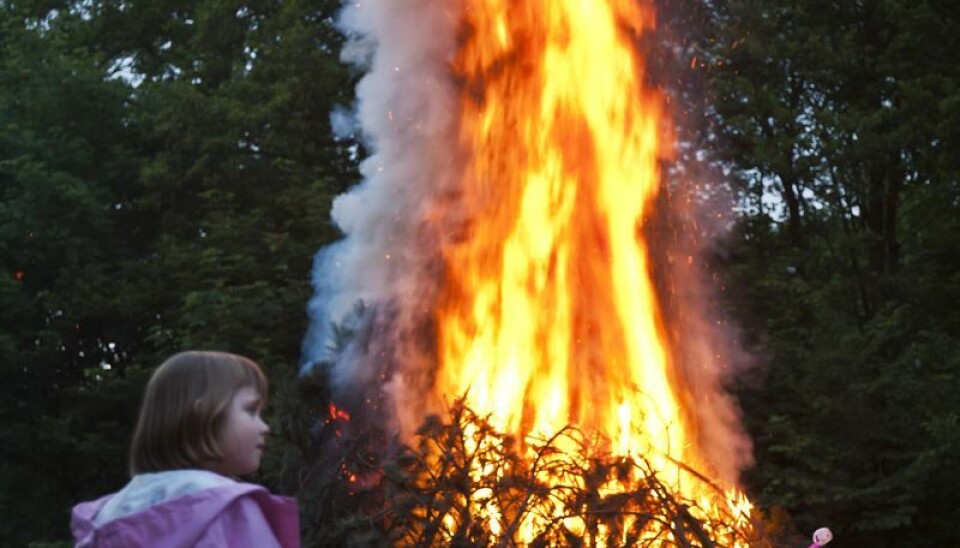 Hvis sankthans skal fejres omkring et bål onsdag, skal man passe på sig selv og sine børn.