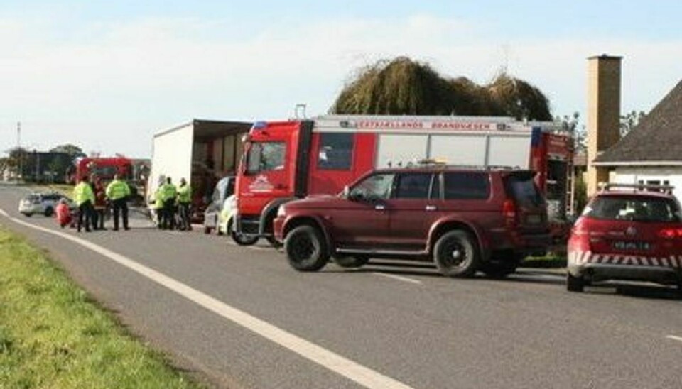 En 83-årig motorcyklist blev slynget ind i lastbilens varerum. Foto: Presse-fotos.dk