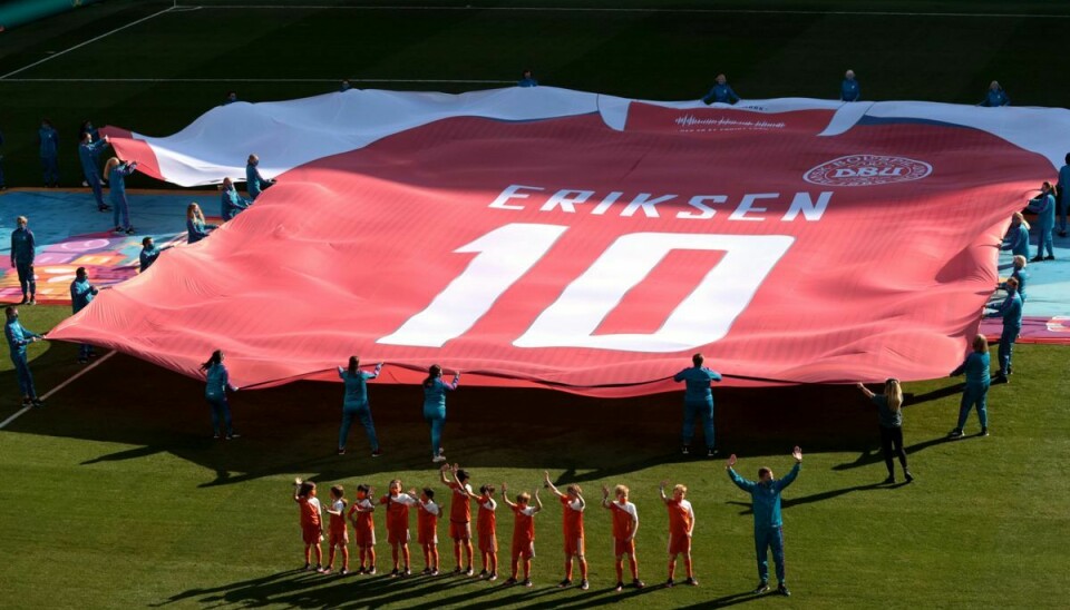 En gigantisk Eriksen-trøje blev holdt over græsplænen kort før kampen mellem Danmark og Belgien i torsdags.