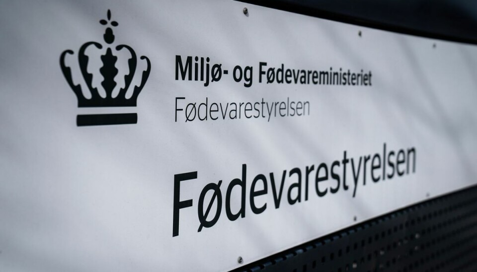 Fødevarestyrelsen har været forbi Dyvig Badehotel, og de slår ned på, at fisk opbevares ved for høj temperatur. Men det er badehotellets forpagter uenig i.