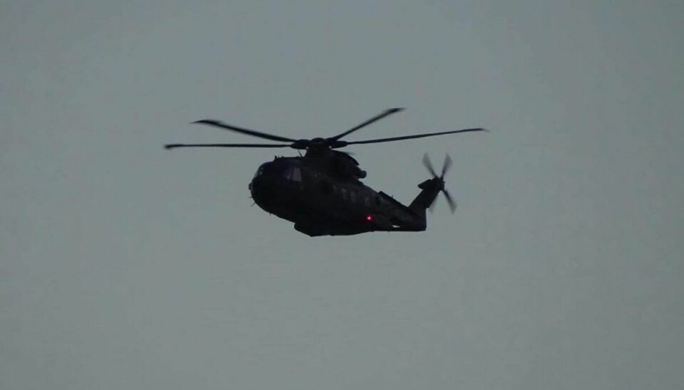En helikopter er sendt i luften. Foto: Øxenholt Foto. En helikopter er sendt i luften. Foto: Øxenholt Foto.