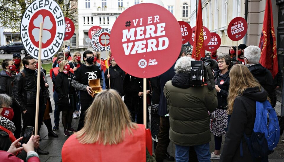 Nu er der sat tal på Sygeplejersker forventes at demonstrere lørdag, efter at cirka hver tiende sygeplejerske natten til lørdag begyndte en strejke for højere løn.
