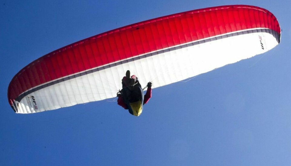 En paraglider sad lørdag fast i trætop. Arkivfoto: Scanpix
