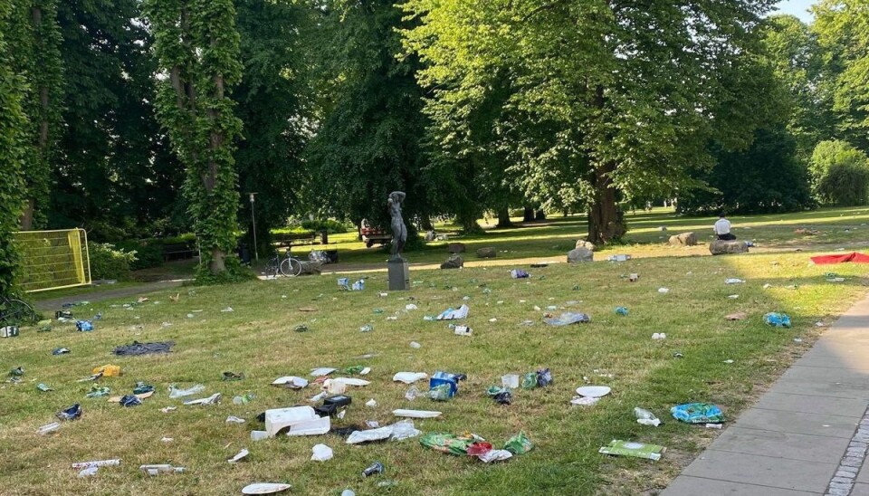 Der lå skrald og glasskår i Rådhusparken fredag morgen. Aarhus Kommune måtte helt ekstraordinært tage fejemaskiner i brug og sætte ekstra mandskab ind. Der lå skrald og glasskår i Rådhusparken fredag morgen. Aarhus Kommune måtte helt ekstraordinært tage fejemaskiner i brug og sætte ekstra mandskab ind.