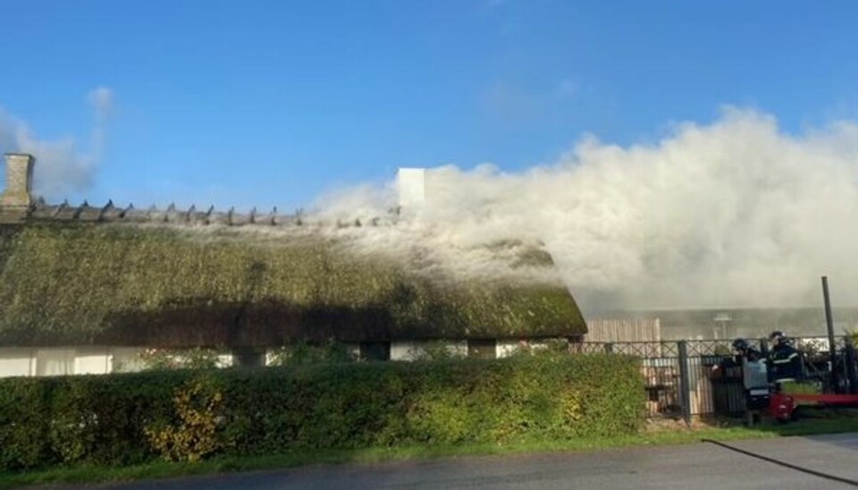 En stråtækt gård står i flammer. KLIK VIDERE OG SE FLERE BILLEDER. Foto: Presse-fotos.dk En stråtækt gård står i flammer. KLIK VIDERE OG SE FLERE BILLEDER. Foto: Presse-fotos.dk