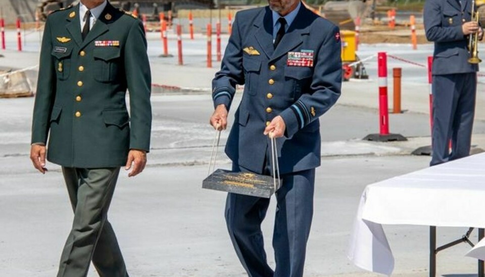 Kronprinsen lægger grundstenen til F-35 Campus. Foto: Simon Elbeck / Forsvaret