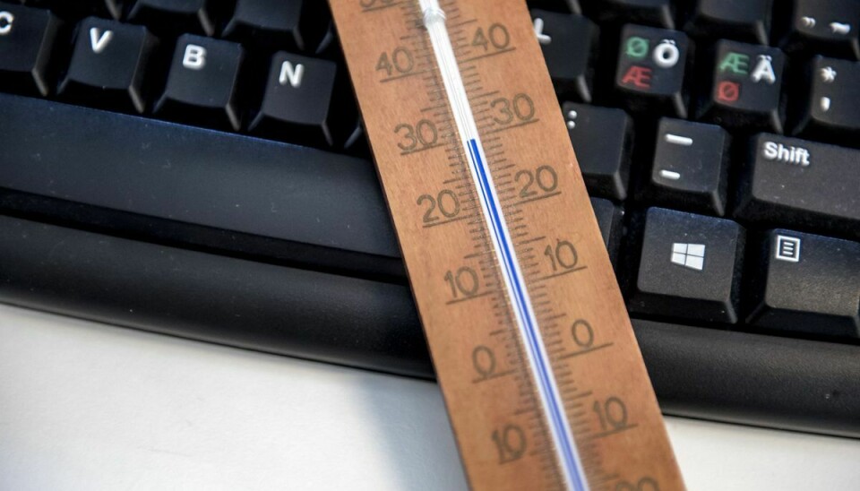 Temperaturen må som udgangspunkt ikke være over 25 grader på arbejdspladsen. Men det krav gælder ikke under varme- eller hedebølge.