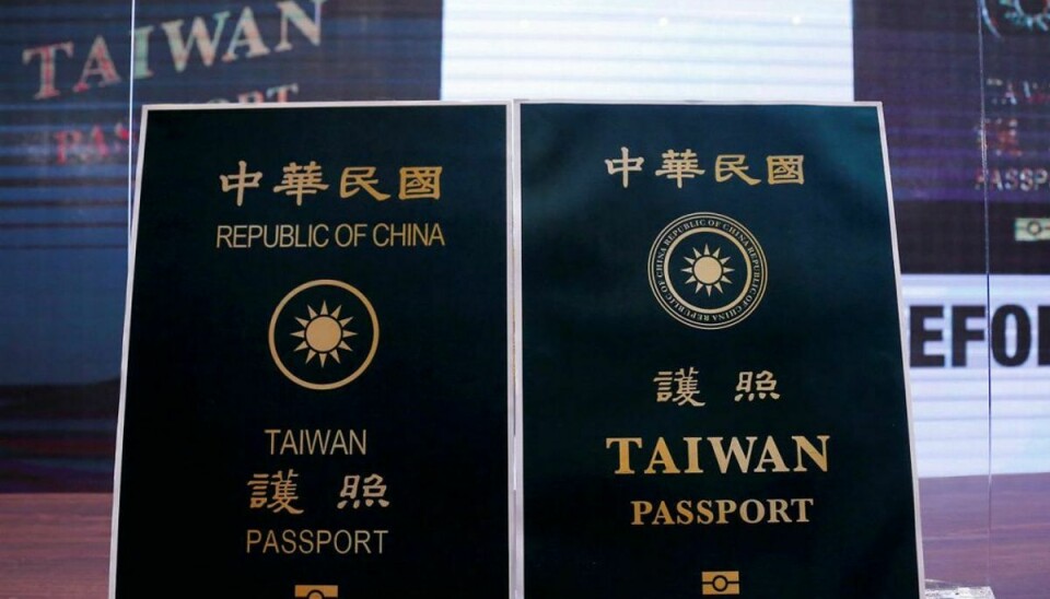 Sådan ser det gamle og det nye pas ud for Taiwan, til henholdsvis venstre og højre. Foto: Scanpix/Ann Wang
