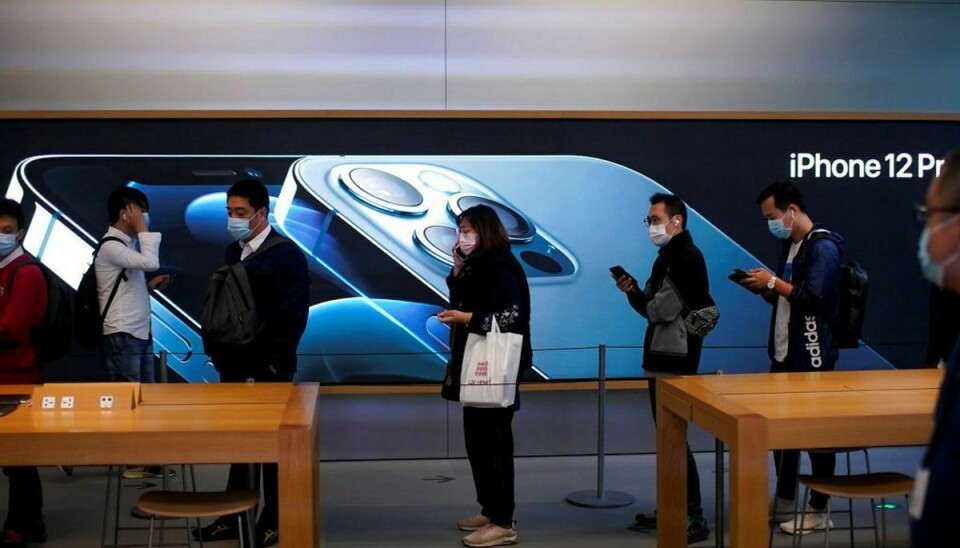 Kø i en butik i Shanghai for at købe den nye iPhone 12. Herhjemme bekræfter Telia en større interesse for den nye model end de tidligere iPhones.Foto: REUTERS/Aly Song