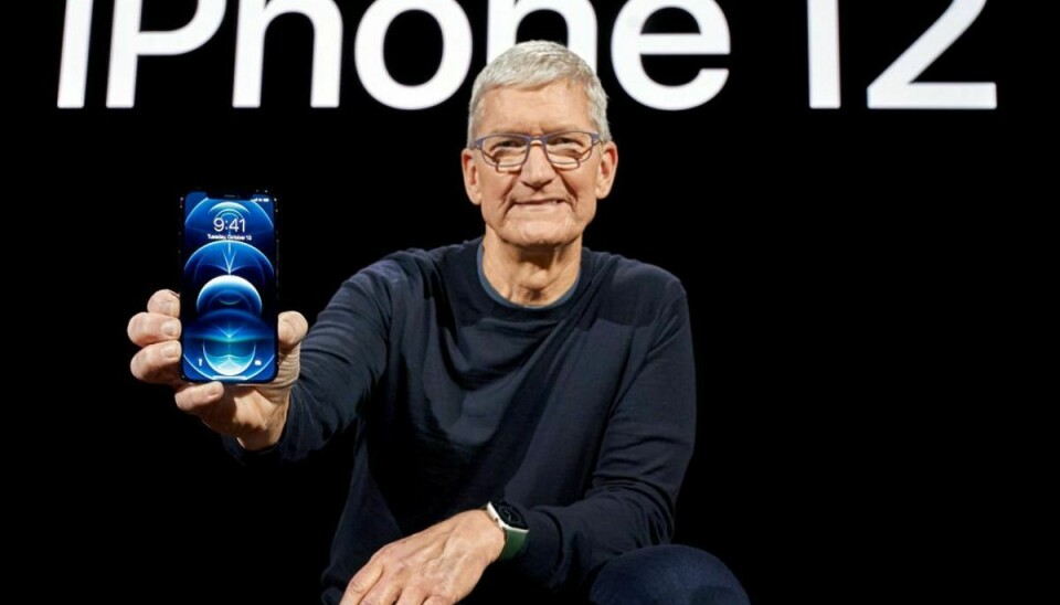 Apples administrerende direktør Tim Cook visdr den nye iPhone 12 Pro ved lanceringen i hovedkvarteret i Californien Foto: Brooks Kraft/Apple Inc./Handout via REUTERS