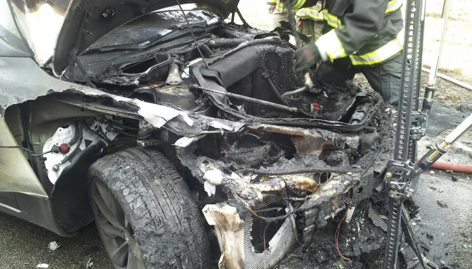 Dette billede af en udbrændt Tesla er fra november 2013 og taget, efter at bilen brød i brand i USA. Ifølge Tesla opstod branden i forbindelse med en trafikulykke.