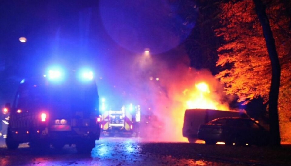 Søndag aften var der ild i tre køretøjer ved Bellahøj i Brønshøj. Foto: Presse-fotos.dk