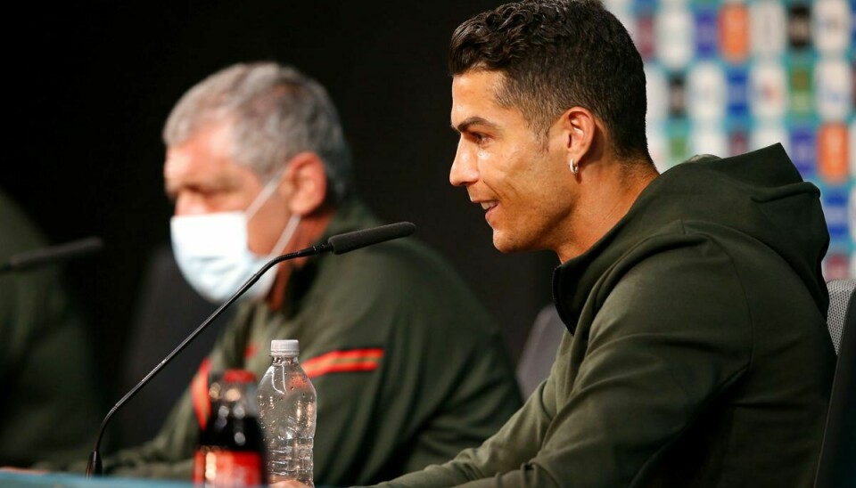 Cristiano Ronaldo fjernede colaen, så der kun stod en vandflaske foran ham. Foto: Handout/Reuters/Ritzau Scanpix