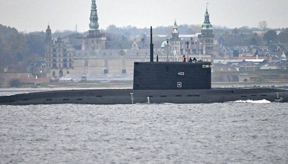 Russisk ubåd helt tæt på Kronborg