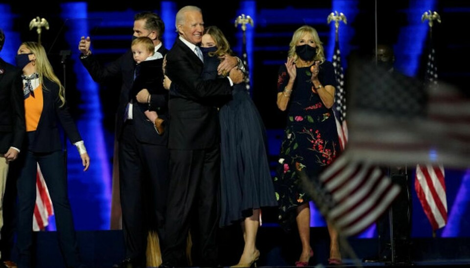 Efter sin sejrstale fik Joe Biden selskab af sin familie på scenen, heriblandt USA’s næste førstedame, Jill Biden. Foto: Pool/Reuters