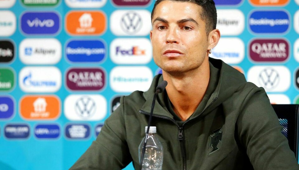 Cristiano Ronaldo ved mandagens pressemøde - med sin vandflaske - forud for Portugals kam mod Ungarn tirsdag den 15. juni. Foto: UEFA/Handout via REUTERS