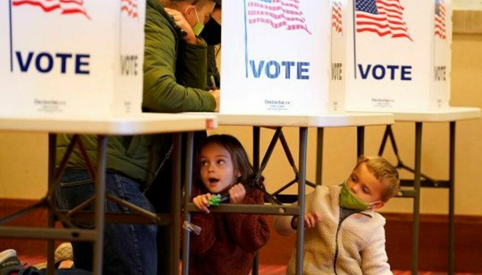 I Kentucky, hvor billedet er fra, er de fleste valgsteder lukket ved midnat dansk tid som nogle af de første i USA. KLIK VIDERE OG SE, HVILKE FEM STATER DER VENTES AT AFGØRE VALGET. Foto: Bryan Woolston/Reuters