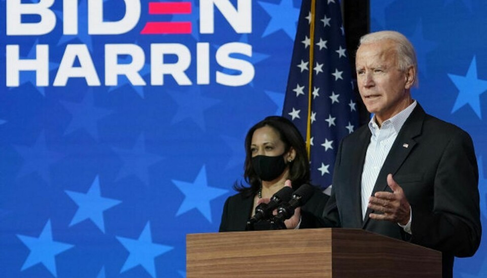 Med senator og vicepræsidentkandidat Kamala Harris ved sin side opfordrede Joe Biden torsdag aften dansk tid amerikanerne til at væbne sig med tålmodighed og bevare roen, mens de sidste stemmer tælles op. Foto: Drew Angerer/AFP