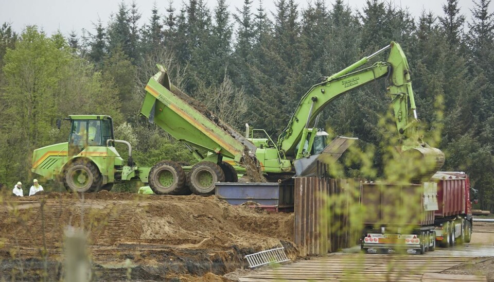 Torsdag kan blive en klam dag Arbejdet med at grave døde mink op af jorden i Nørre Felding er onsdag afsluttet. Fredag går arbejdet i gang ved Kølvrå.