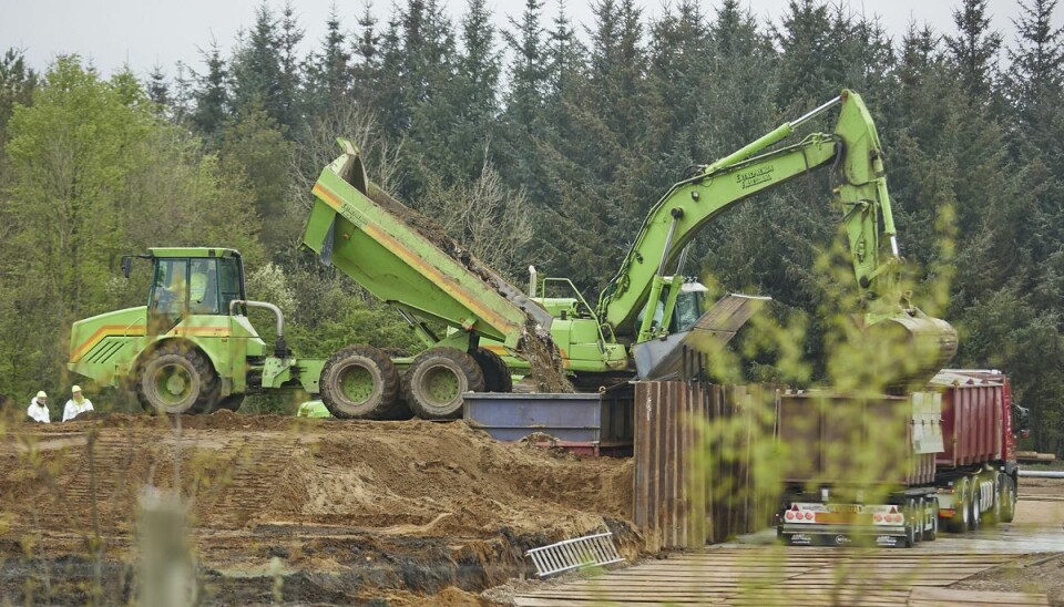 Arbejdet med at grave døde mink op af jorden i Nørre Felding er onsdag afsluttet. Fredag går arbejdet i gang ved Kølvrå.