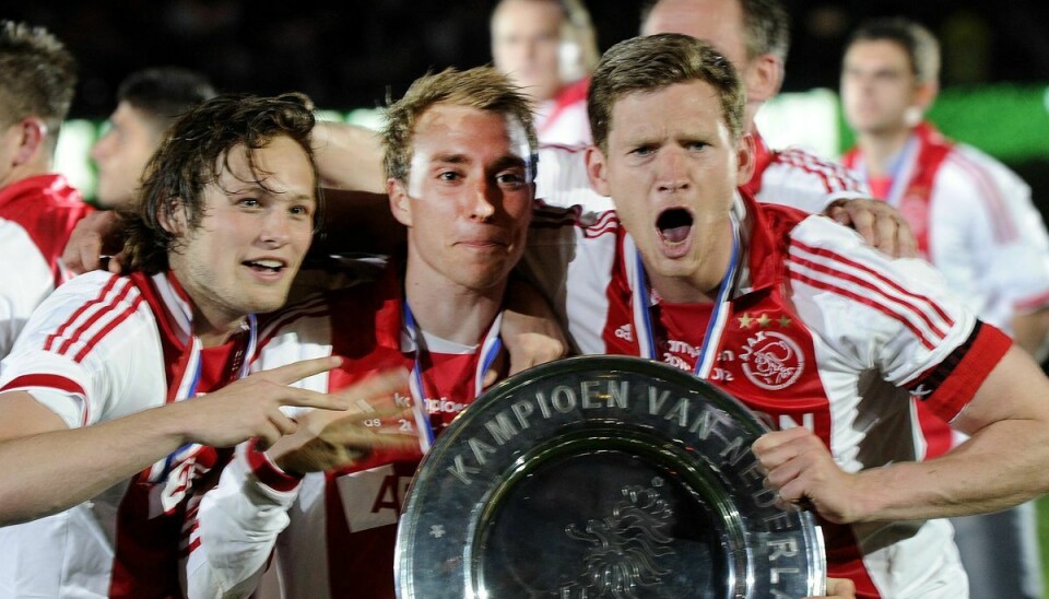 Daley Blind (tv) og Christian Eriksen har mange gode minder fra deres fælles tid i Ajax Amsterdam. Her fejrer de en mesterskabstitel. Spilleren til højre er Jan Vertonghen. (Arkivfoto)
