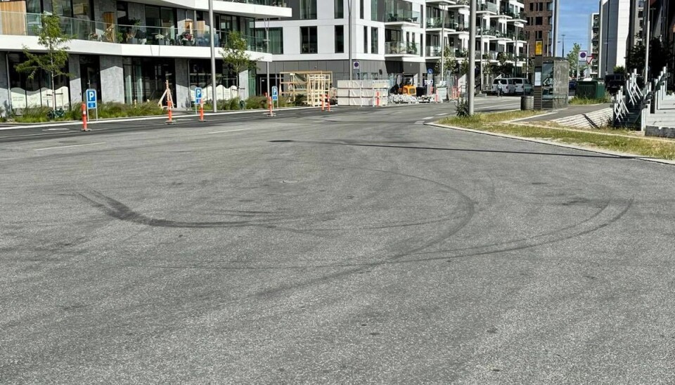 Hærges af unge i store biler