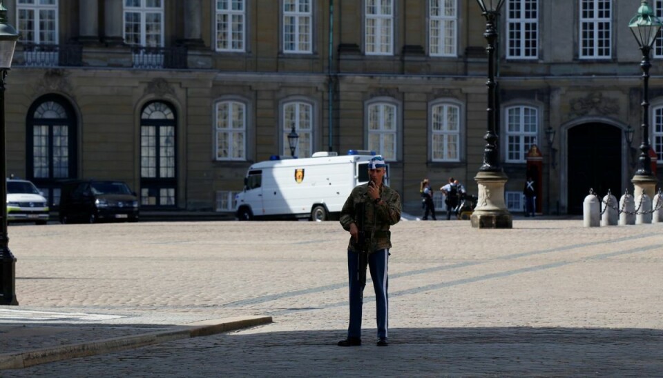 Bomberydderne er ankommet til Amalienborg. Foto: presse-fotos.dk Bomberydderne er ankommet til Amalienborg. Foto: presse-fotos.dk