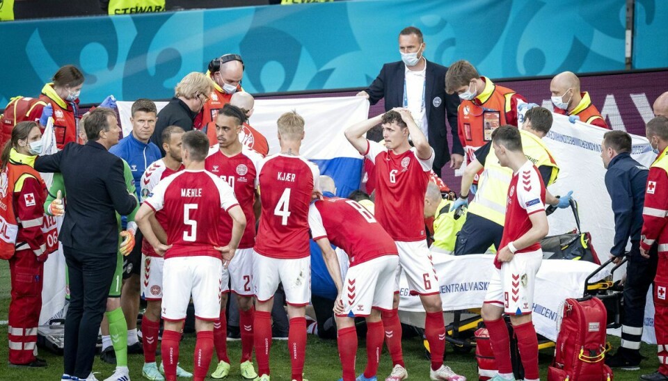 Landsholdsspillere gav hjertemassage, da deres holdkammerat faldt om. Foto: Mads Claus Rasmussen/Ritzau Scanpix