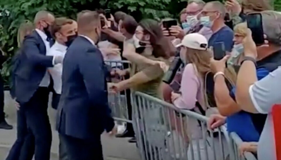 Et stillbillede fra en video viser det øjeblik, hvor en mand i tilskuermængden stak præsident Emmanuel Macron en lussing. Torsdag blev den 28-årige mand straffet med 18 måneders fængsel. Det er dog kun de fire måneder, der er ubetinget.