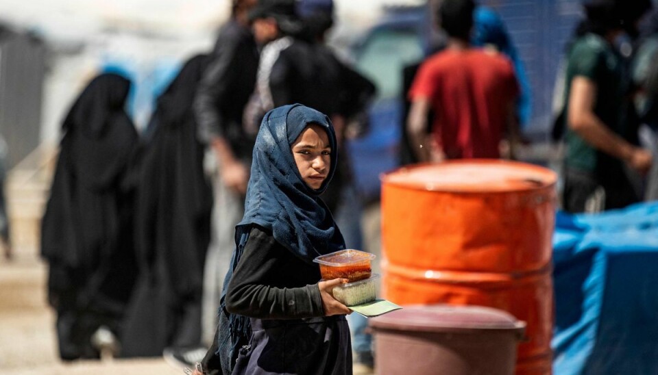 I al-Hol-lejren i det nordlige Syrien tilbageholdes tusindvis af familiemedlemmer til formodede medlemmer af Islamisk Stat. Det kurdiske selvstyre, der kontrollerer lejren, vil gerne sende dem til deres hjemlande - men i mange tilfælde kan det ikke lade sig gøre. (Arkivfoto) I al-Hol-lejren i det nordlige Syrien tilbageholdes tusindvis af familiemedlemmer til formodede medlemmer af Islamisk Stat. Det kurdiske selvstyre, der kontrollerer lejren, vil gerne sende dem til deres hjemlande - men i mange tilfælde kan det ikke lade sig gøre. (Arkivfoto)