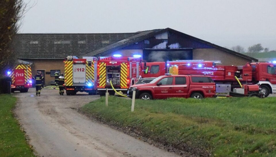 Flere stationer til kaldt til gårdbrand