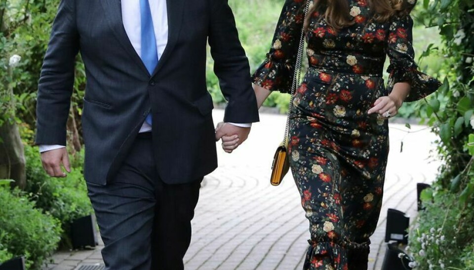 Dette var, hvad det nygifte par havde iklædt sig, da de skulle besøge prinsen og dronningen. Foto: Pool/Reuters/Ritzau Scanpix