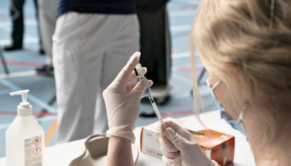 Undgå ubehag: Husk dette før din vaccination Når man skal vaccineres, er det en god idé at spise og drikke vand inden – ellers kan man få det skidt og i værste tilfælde besvime. Få også en god nats søvn og undgå alkohol aftenen før, opfordrer vaccinationscentre. (Arkivfoto) Foto: Henning Bagger/Scanpix