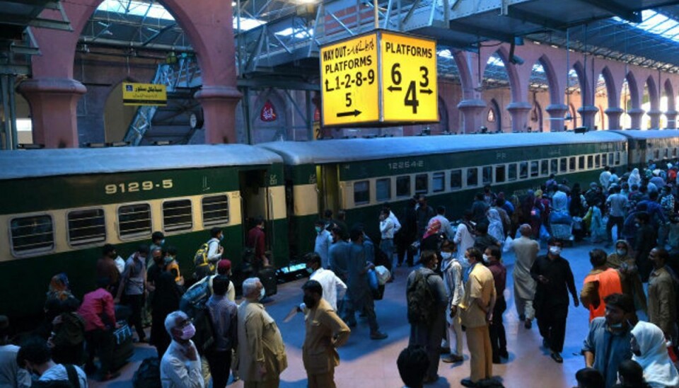 Mindst 30 personer er omkommet i en togulykke i Pakistan mandag. Arkivfoto viser passagerer på en togstation i Lahore. Foto: Arif Ali/AFP