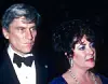John Warner ses her sammen med Elizabeth Taylor. Han var den sjette i rækken af stjerneskuespillerens i alt syv ægtemænd. Foto: John Barrett/Shutterstock/Ritzau Scanpix