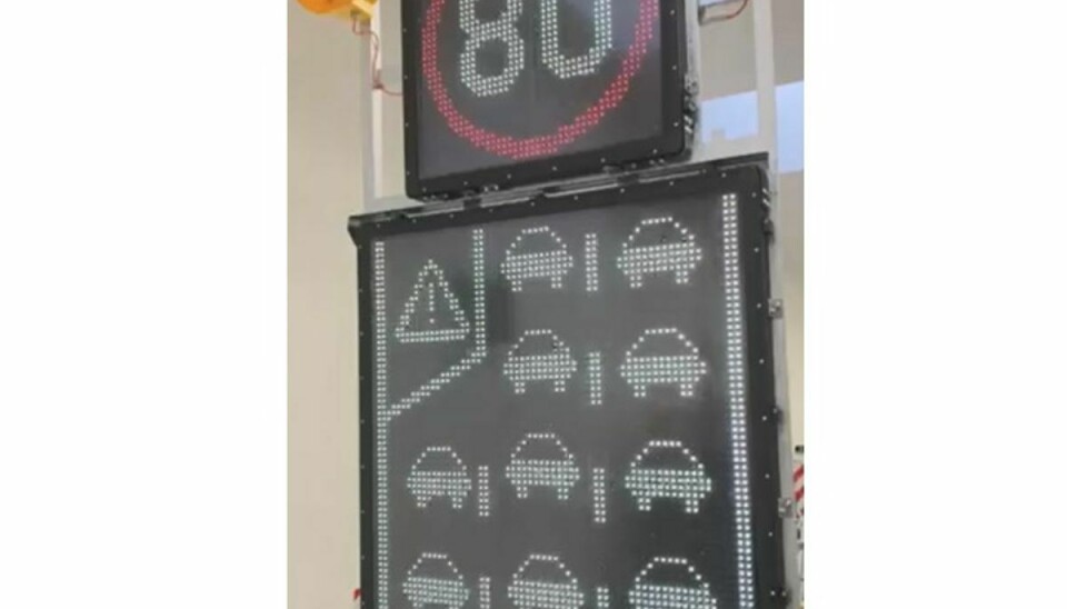 Sådan ser skiltet ud. Det skal hjælpe trafikanter med at flette korrekt. Foto: Vejdirektoratet.