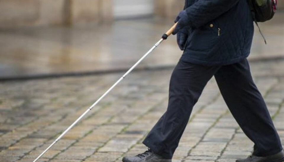 Mirakel? Får synet igen efter 40 år Efter behandling og med særlige briller på var tidligere blind mand i stand til at finde og røre en notesbog på et bord foran sig 92 procent af gangene. (Arkivfoto.) Foto: Monika Skolimowska/Scanpix