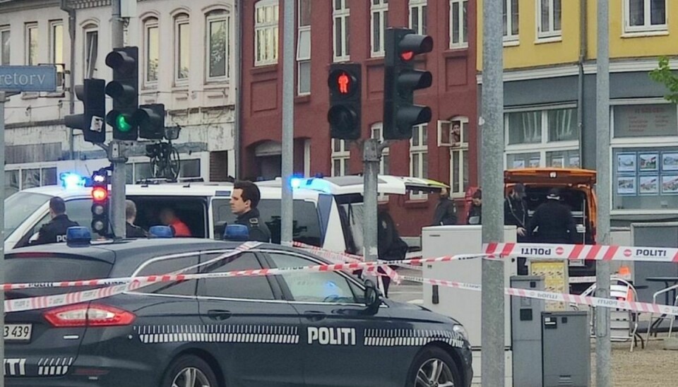 Den 20-årige mand blev ifølge politiet overfaldet i Sølvgade i Horsens. Her blev han smidt ind i bagagerummet på en BMW, hvor han blev udsat for grov vold. Bilen forulykkede senere på Nørretorv i byen. Foto: Presse-fotos.dk.