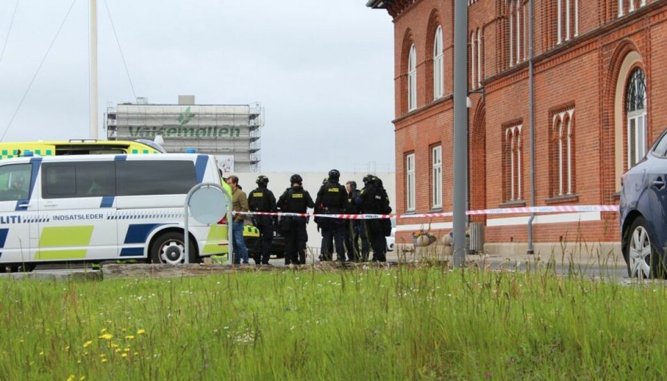 Kampklædte betjente er klar til at gå i aktion. Foto: Presse-fotos.dk Kampklædte betjente er klar til at gå i aktion. Foto: Presse-fotos.dk