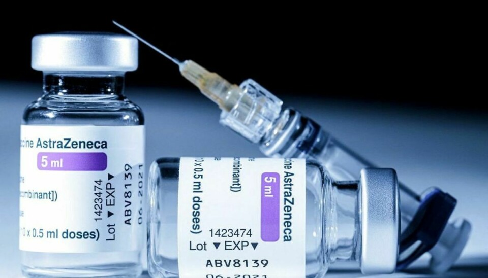 AstraZeneca-vaccinen har fået meget kritik på det seneste. KLIK VIDERE OG SE DE KENDTE BIVIRKNINGER. VED VACCINEN Foto: Joel Saget / AFP / Scanpix